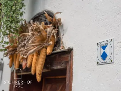 Ein Zertifikat, Auszeichnung, Logo oder anderes Dokument, das in der Unterkunft 5 Sterne Ferienhaus Gut Stohrerhof am Ammersee in Bayern bis 11 Personen ausgestellt ist