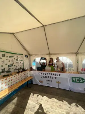 Ein Zertifikat, Auszeichnung, Logo oder anderes Dokument, das in der Unterkunft ESN Oktoberfest Campsite ausgestellt ist