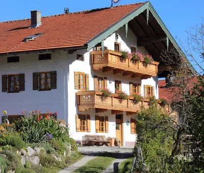 Das Gebäude in dem sich der Bauernhof befindet