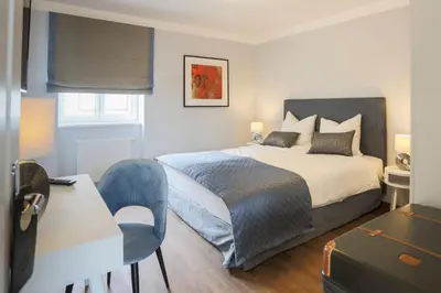 Ein Bett oder Betten in einem Zimmer der Unterkunft Hotel zur Schloss-Schmiede