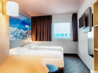 Ein Bett oder Betten in einem Zimmer der Unterkunft B&B HOTEL München-Airport
