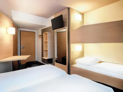 Ein Bett oder Betten in einem Zimmer der Unterkunft B&B HOTEL München-Airport