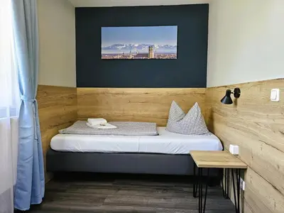 Ein Bett oder Betten in einem Zimmer der Unterkunft ARRIVEL Pension Pliening - bisher Novitel