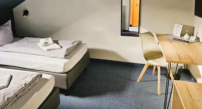 Ein Bett oder Betten in einem Zimmer der Unterkunft ARRIVEL Pension Pliening - bisher Novitel