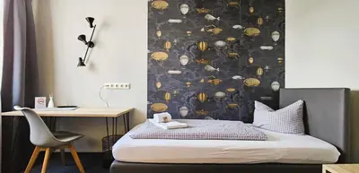 Ein Bett oder Betten in einem Zimmer der Unterkunft ARRIVEL Pension Pliening - bisher Novitel