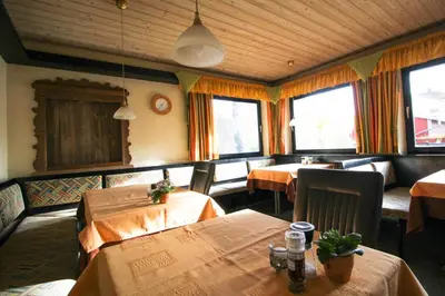 Ein Sitzbereich in der Unterkunft Hotel Brandl
