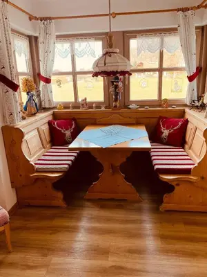 Ein Sitzbereich in der Unterkunft FEWO IN UNTERWÖSSEN/CHIEMGAU/OBERBAYERN