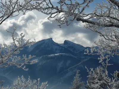 Ein allgemeiner Bergblick oder ein Berglick von der Ferienwohnung aus