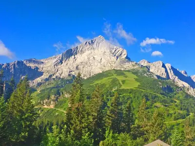 Ein allgemeiner Bergblick oder ein Berglick von der Ferienwohnung aus