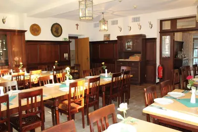 Ein Restaurant oder anderes Speiselokal in der Unterkunft Hotel Brauereigasthof Amberger