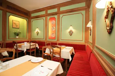 Ein Sitzbereich in der Unterkunft Hotel Leopold