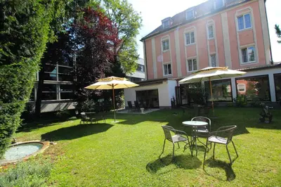 Ein Garten an der Unterkunft Hotel Leopold