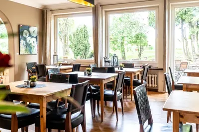 Ein Restaurant oder anderes Speiselokal in der Unterkunft SEINZ Wisdom Resort - Bio-Hotel vegan-vegetarisch