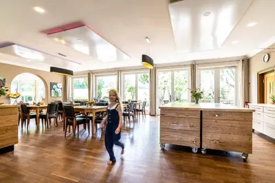 Ein Restaurant oder anderes Speiselokal in der Unterkunft SEINZ Wisdom Resort - Bio-Hotel vegan-vegetarisch
