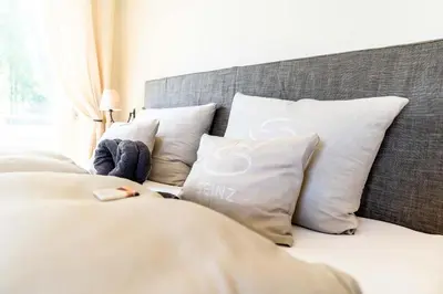 Ein Bett oder Betten in einem Zimmer der Unterkunft SEINZ Wisdom Resort - Bio-Hotel vegan-vegetarisch
