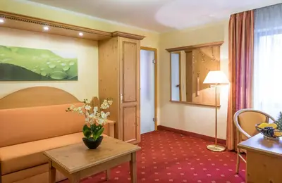 Ein Sitzbereich in der Unterkunft Hotel Holl