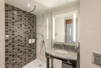 Ein Badezimmer in der Unterkunft Hampton By Hilton Munich City West