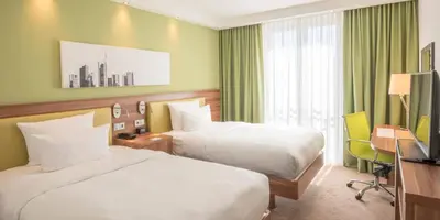 Ein Bett oder Betten in einem Zimmer der Unterkunft Hampton By Hilton Munich City West