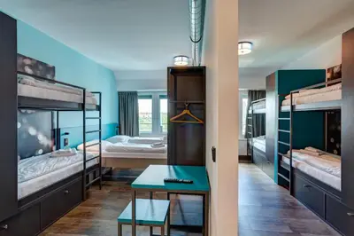Ein Bett oder Betten in einem Zimmer der Unterkunft MEININGER Hotel München Olympiapark
