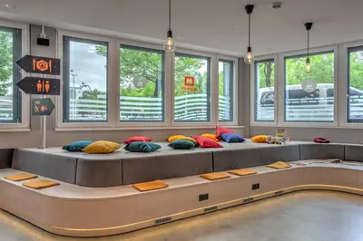 Ein Sitzbereich in der Unterkunft MEININGER Hotel München Olympiapark