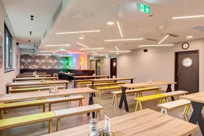Ein Restaurant oder anderes Speiselokal in der Unterkunft MEININGER Hotel München Olympiapark