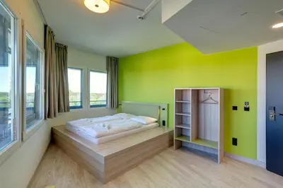 Ein Bett oder Betten in einem Zimmer der Unterkunft MEININGER Hotel München Olympiapark