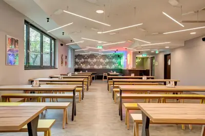 Ein Restaurant oder anderes Speiselokal in der Unterkunft MEININGER Hotel München Olympiapark