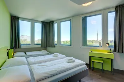 Ein Bett oder Betten in einem Zimmer der Unterkunft MEININGER Hotel München Olympiapark