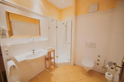 Ein Badezimmer in der Unterkunft Glasl's Landhotel