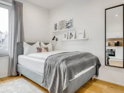 Ein Bett oder Betten in einem Zimmer der Unterkunft Limehome Augsburg Am Katzenstadel