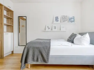 Ein Bett oder Betten in einem Zimmer der Unterkunft Limehome Augsburg Am Katzenstadel