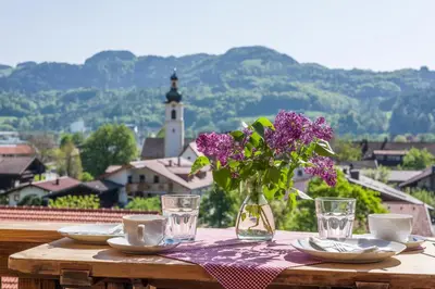 Ein allgemeiner Bergblick oder ein Berglick von des Bauernhofs aus