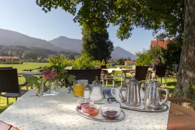 Ein allgemeiner Bergblick oder ein Berglick von des Hotels aus