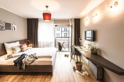 Ein Bett oder Betten in einem Zimmer der Unterkunft Bold Hotel München Zentrum