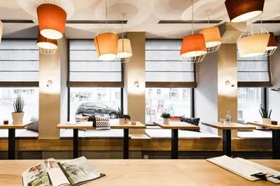 Ein Restaurant oder anderes Speiselokal in der Unterkunft Bold Hotel München Zentrum