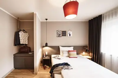 Ein Bett oder Betten in einem Zimmer der Unterkunft Bold Hotel München Zentrum