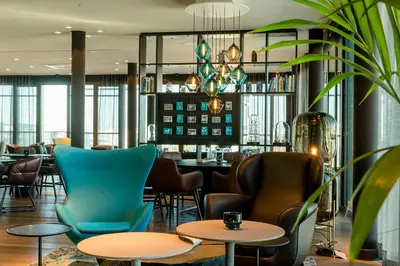 Ein Sitzbereich in der Unterkunft Motel One München-Messe