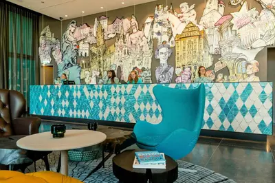Ein Sitzbereich in der Unterkunft Motel One München-Messe