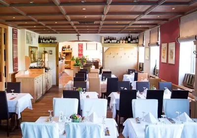 Ein Restaurant oder anderes Speiselokal in der Unterkunft Hotel Schlee