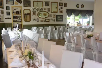Ein Restaurant oder anderes Speiselokal in der Unterkunft Hotel Schlee