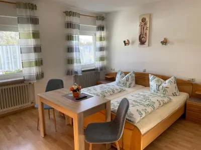 Ein Bett oder Betten in einem Zimmer der Unterkunft Pension Eichschmid / Röll´n Biergarten