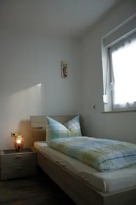 Ein Bett oder Betten in einem Zimmer der Unterkunft Pension Eichschmid / Röll´n Biergarten