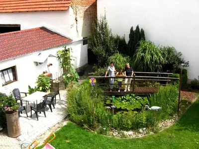 Ein Garten an der Unterkunft Pension Eichschmid / Röll´n Biergarten