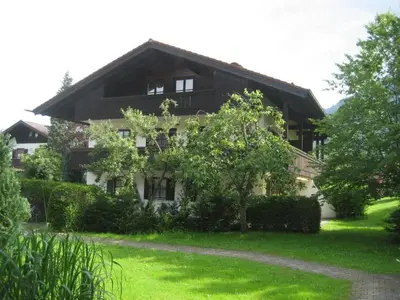 Ein Garten an der Unterkunft Ferienwohnanlage Hochgern