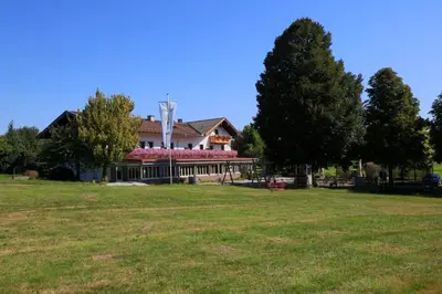 Ein Garten an der Unterkunft Landgasthof Zum Sägwirt