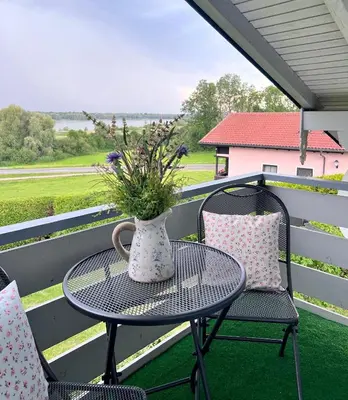 Ein Balkon oder eine Terrasse in der Unterkunft Haus Chiemseeblick