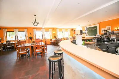 Ein Restaurant oder anderes Speiselokal in der Unterkunft Gasthof Jägerwirt