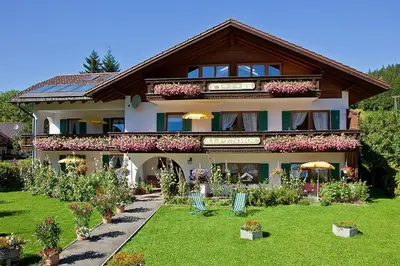 Ein Garten an der Unterkunft Alpenhof Klais