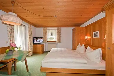 Ein Bett oder Betten in einem Zimmer der Unterkunft Alpenhof Klais