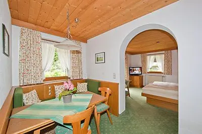 Ein Bett oder Betten in einem Zimmer der Unterkunft Alpenhof Klais